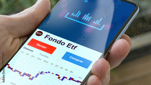 Invertir en fondo ETF, un inversor compra o vende un fondo etf. texto en español