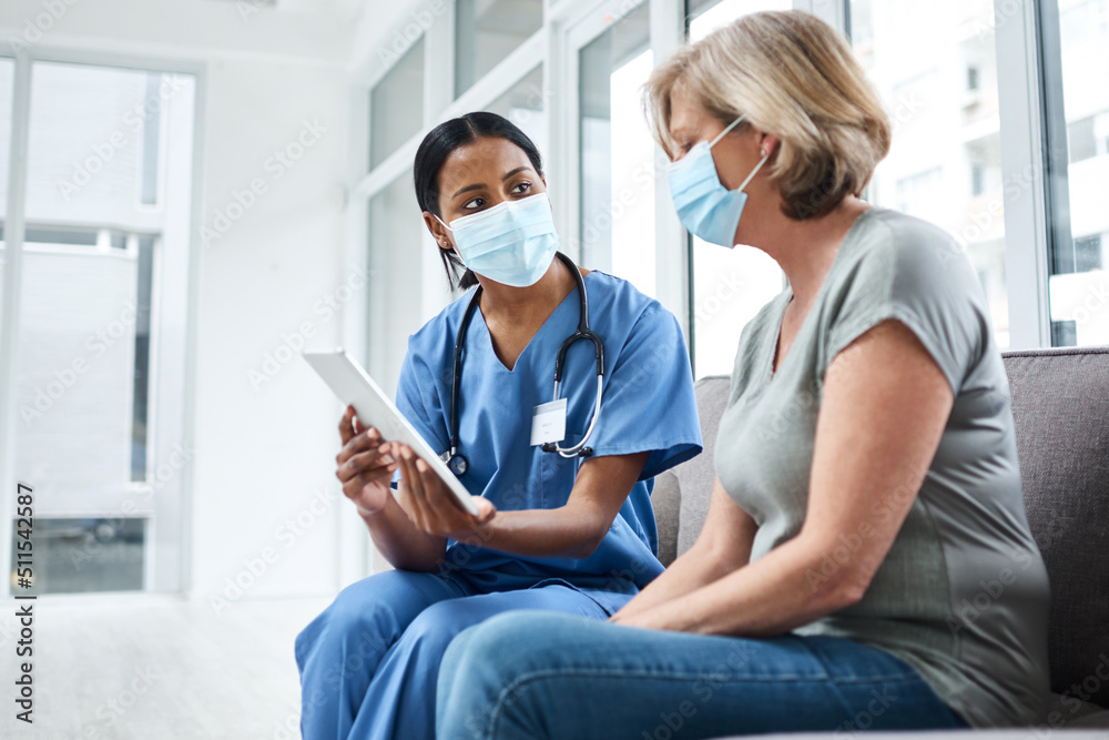 Obraz premium Personal treatment plans tailored to every patient. Shot of a young doctor using a digital tablet during a consultation with a senior woman.
