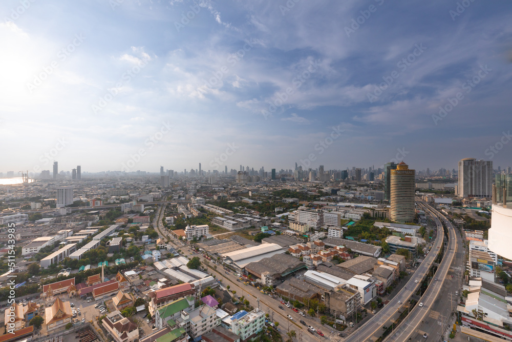 Obraz premium Bangkok, Thailand - APRIL 29 2022 - atmosphere from the office for rent in Chong Nonsi Road, with cars passing after work and the bright lights in Chong Nonsi Yan Nawa, Thailand