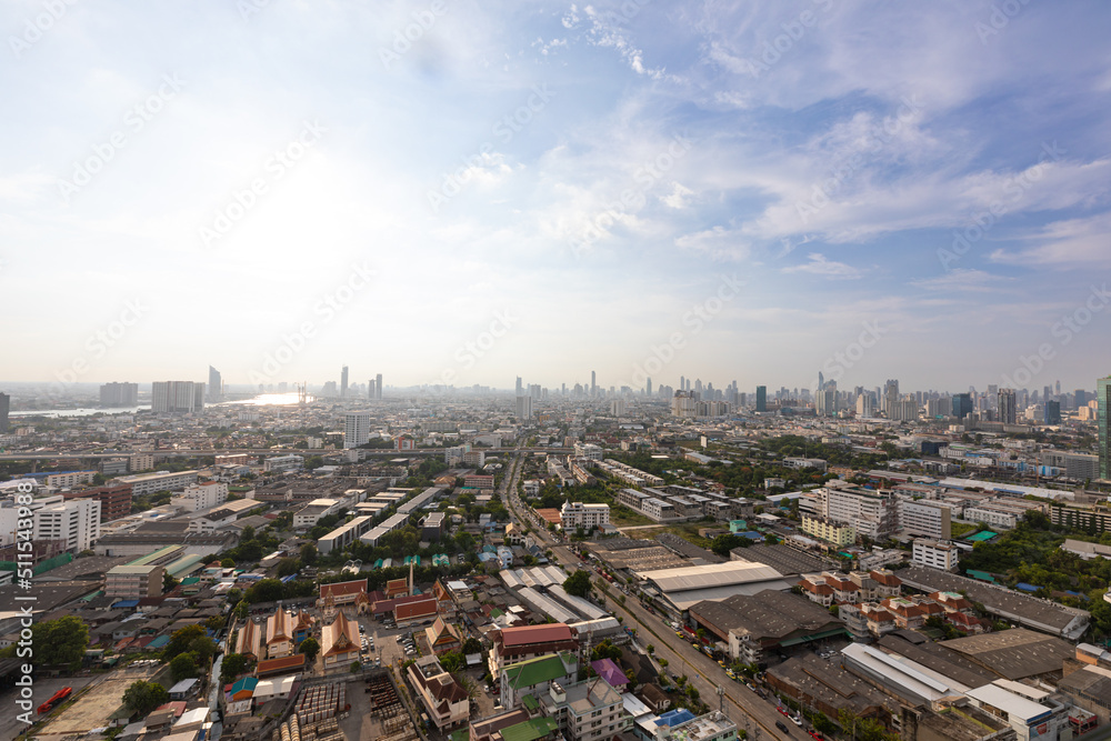 Obraz premium Bangkok, Thailand - APRIL 29 2022 - atmosphere from the office for rent in Chong Nonsi Road, with cars passing after work and the bright lights in Chong Nonsi Yan Nawa, Thailand