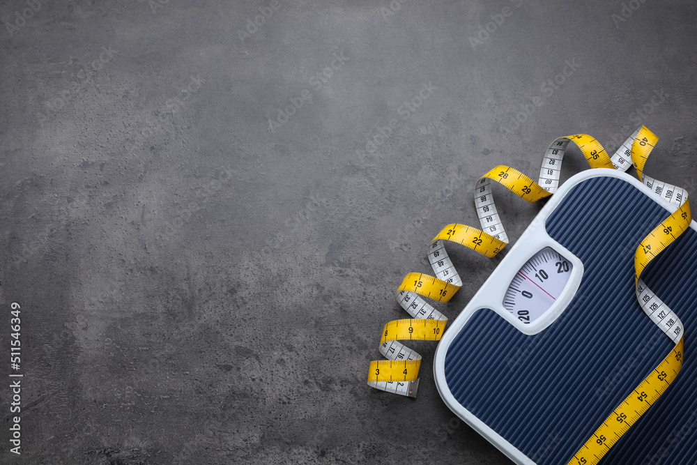 Obraz premium Scales and measuring tape on grey background, flat lay. Space for text