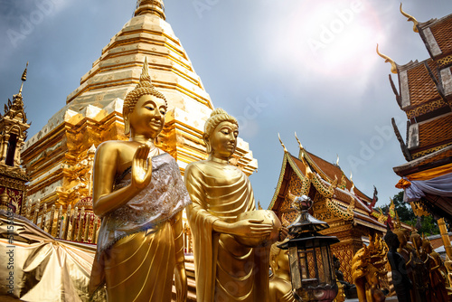 Estatua de buda en templo tailandés Doi Suthep, en la ciudad de Chiang Mai
