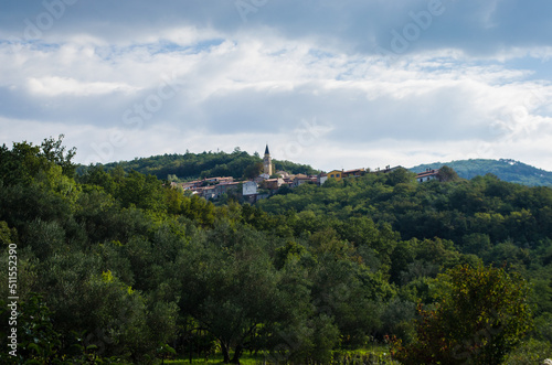 Panorama con un piccolo borgo lungo la prima tappa della Via Flavia, cammino che segue la costa del Friuli Venezia Giulia da Lazzaretto ad Aquileia