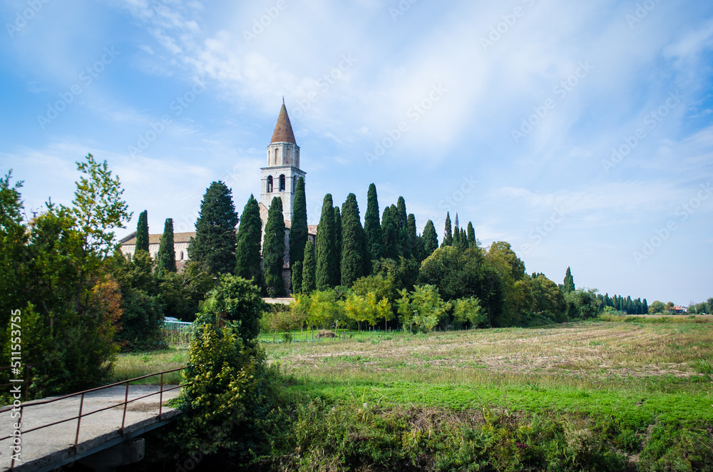 La cattedrale di Aquileia, punto di arrivo della Via Flavia, circondata dai cipressi
