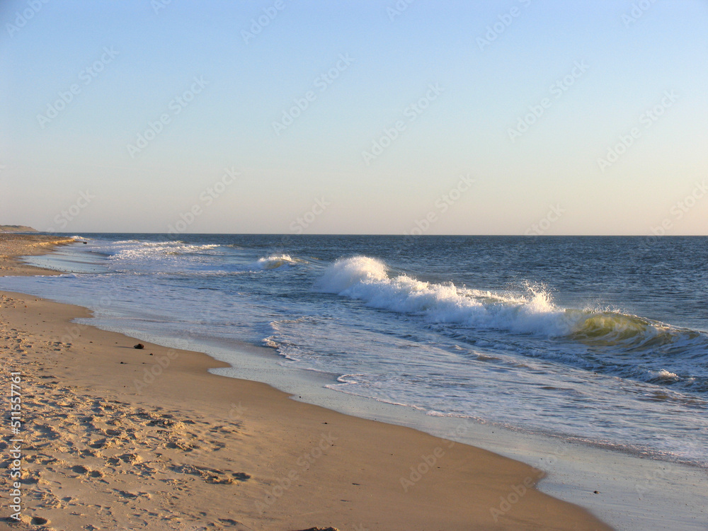 Abendstimmung am Meer, Wellen schlagen an den Strand, Jütland, Dänemark Abendstimmung am Meer, Wellen schlagen an den Strand, Jütland, Dänemark