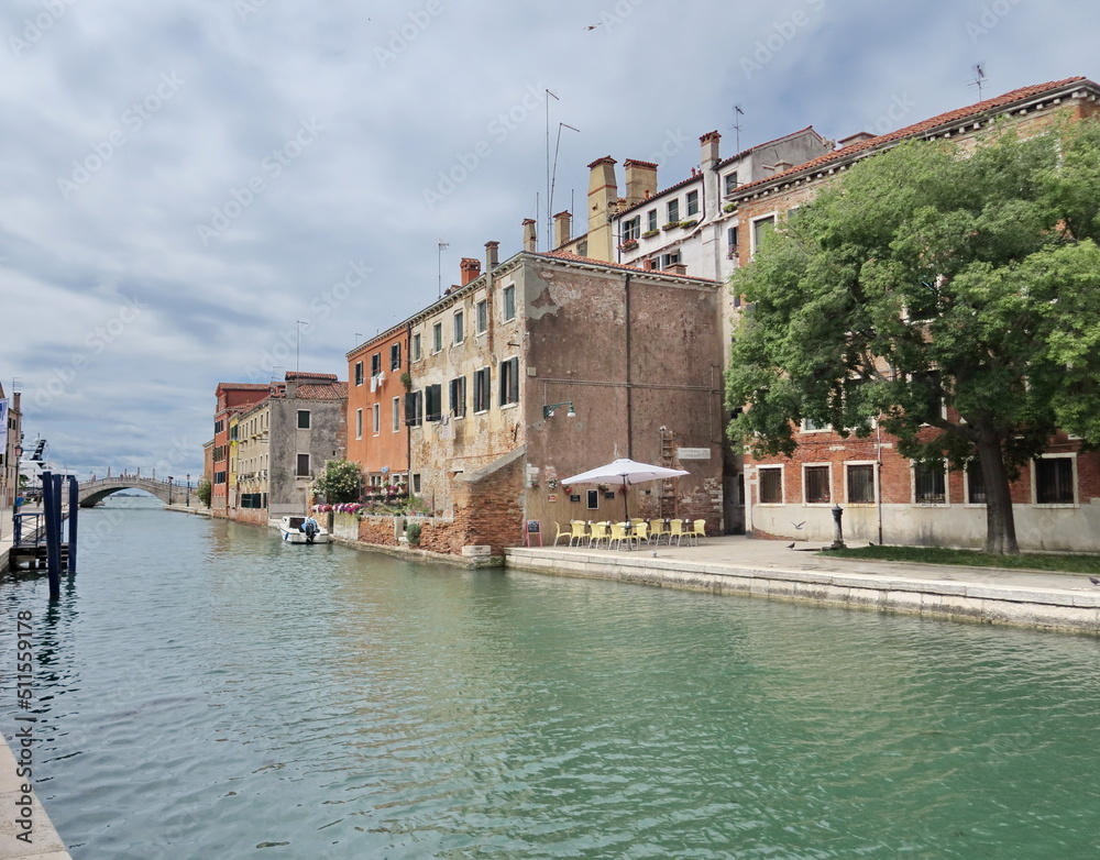 Terrasse de café au bord du canal. Venise. Italie.