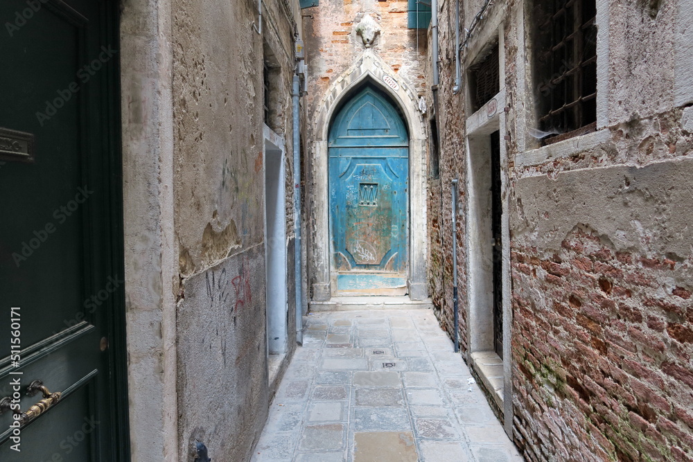 La porte bleue. La porta blu. Vue typique d'une ruelle vénitienne. Venise. Italie.