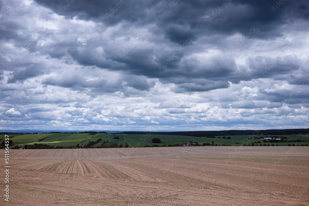 #dunkle Wolken #Himmelfahrt #Feld #Feldrand #Wetter #Regen #Fernblick #Ausblick #dunkle Zeiten