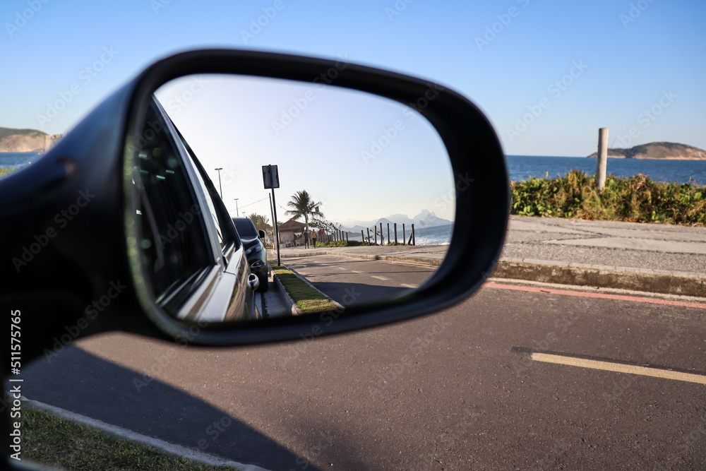 Vista da Praia de Piratininga pelo retrovisor de um carro 