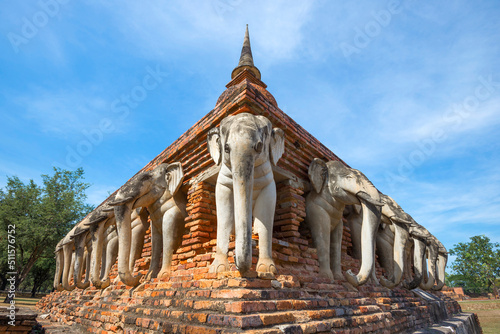 Photo Restored elephant sculptures at the base of the old stupa of the Buddhist temple of Wat Sorasak on a sunny day