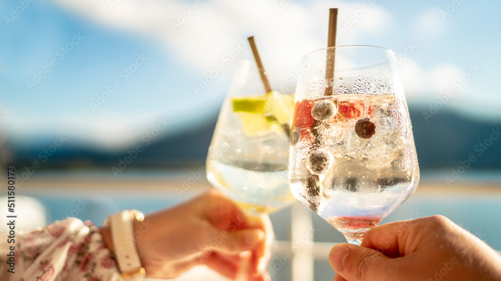 Anstoßen auf den Geburtstag StockFoto Adobe Stock