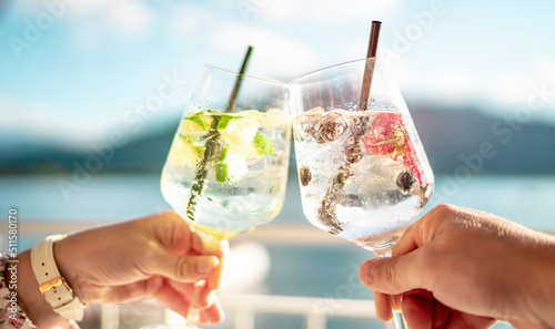 Tableau sur toile Gemeinsames Anstoßen an der Strandbar