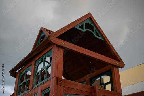 Casa de juegos de madera en dia nublado. 