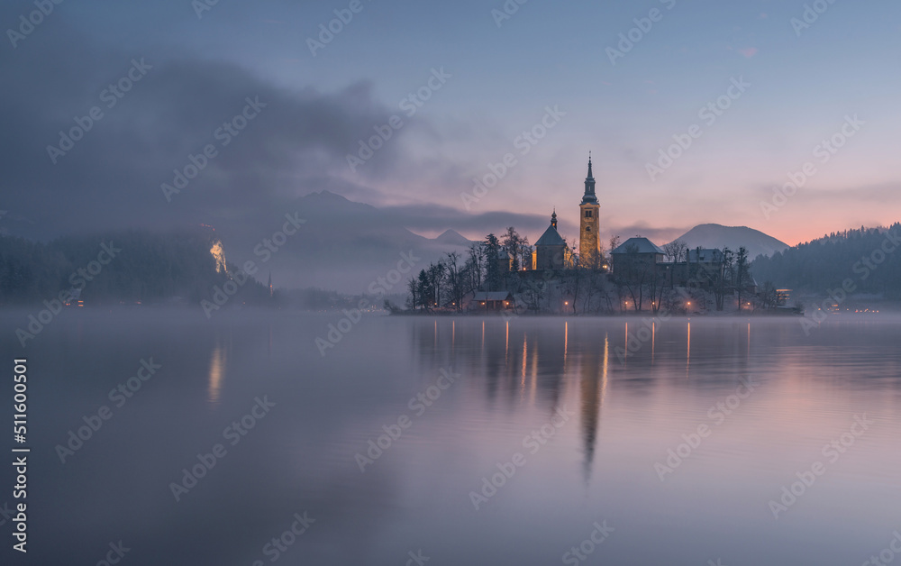 Naklejka premium Lake Bled with the church and the castle on a calm winter morning