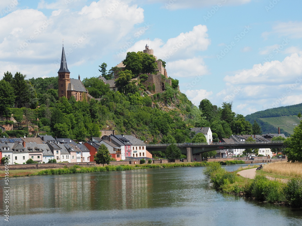 Stadt Saarburg an der Saar – Ansichten von der Saarseite -  inmitten von Weinbergen in Rheinland-Pfalz