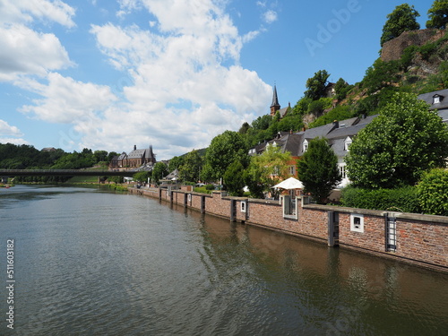 Stadt Saarburg an der Saar – Ansichten von der Saarseite - inmitten von Weinbergen in Rheinland-Pfalz