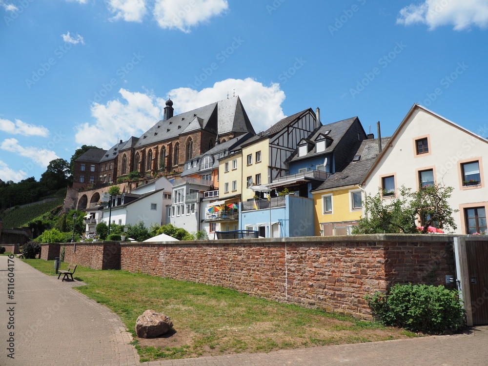 Stadt Saarburg an der Saar – Ansichten von der Saarseite - inmitten von Weinbergen in Rheinland-Pfalz Stadt Saarburg an der Saar – Ansichten von der Saarseite - inmitten von Weinbergen in Rheinland-Pfalz
