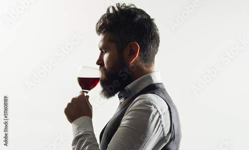 Photo Sommelier smelling red wine in glass
