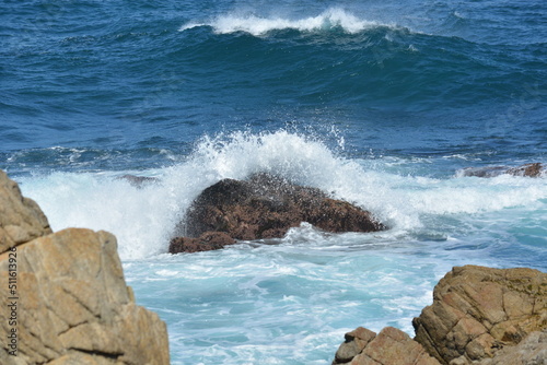Fototapeta Naklejka Na Ścianę i Meble -  waves crashing on rocks