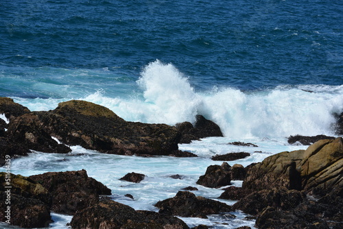 Fototapeta Naklejka Na Ścianę i Meble -  waves crashing on rocks