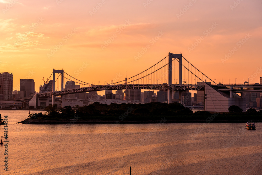 Fototapeta premium 夕焼けのお台場 レインボーブリッジ