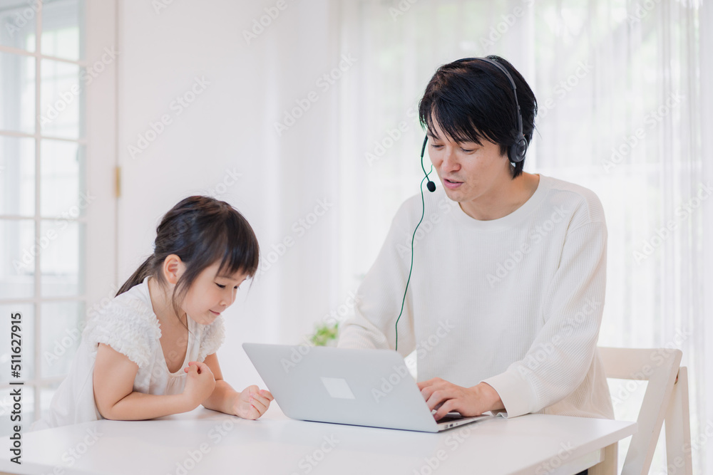 在宅勤務をするお父さんを邪魔する子ども 在宅勤務をするお父さんを邪魔する子ども