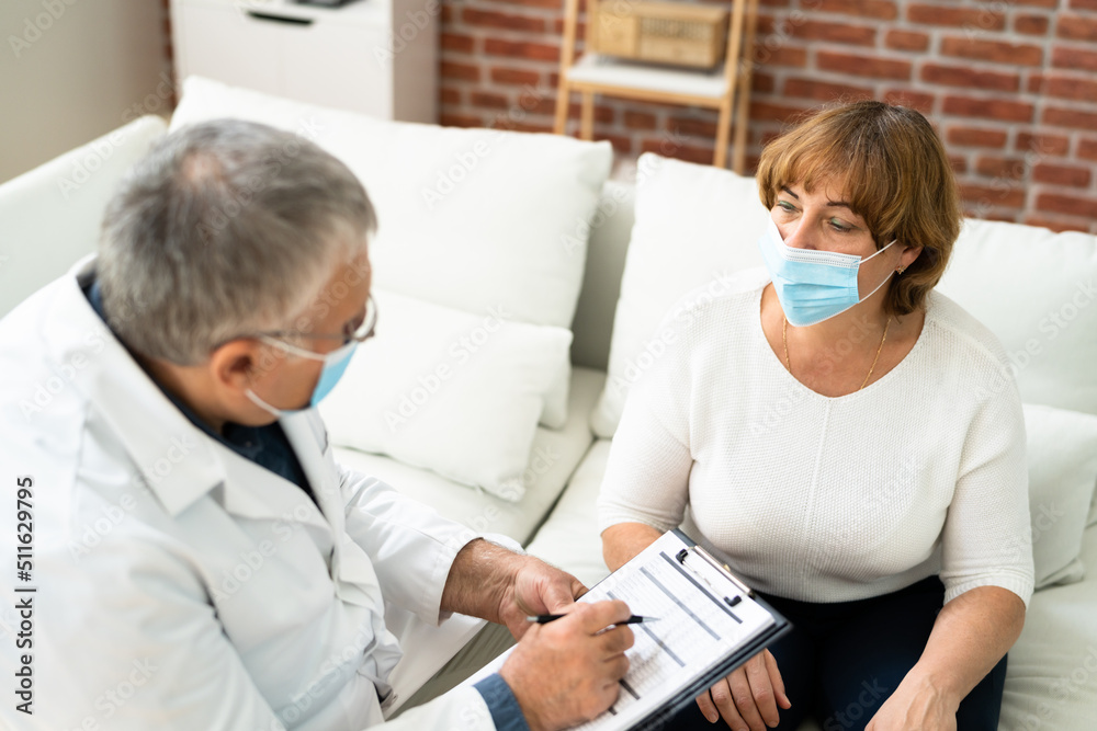 Obraz premium Doctor Talking To Elderly Patient