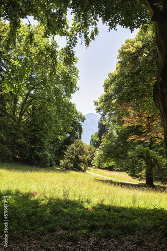 parc de toute beauté, le château de Hünegg,