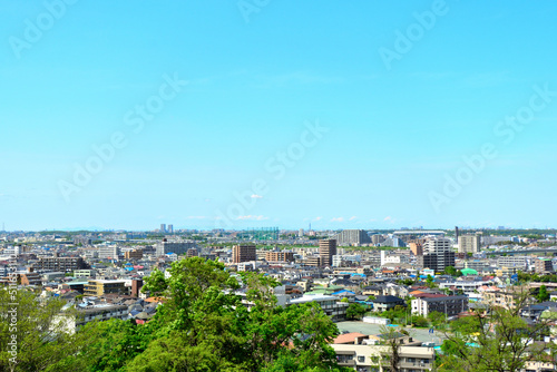 高いところから眺めた街の光景と青空