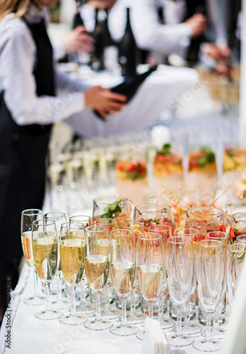 Foto champagne and lemonade on the catering table