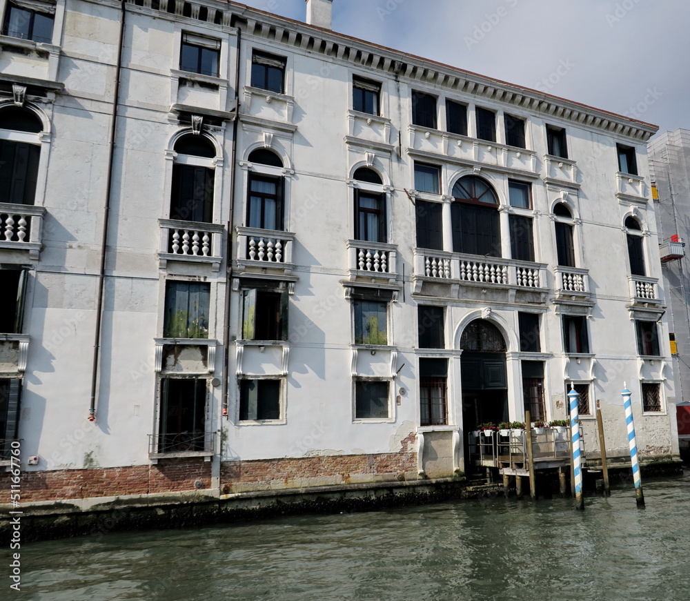 Palais blanc ancien avec débarcadère. Venise. Italie.