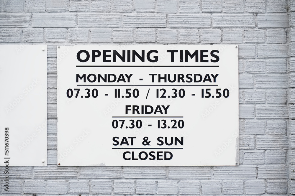 Obraz premium Business shop opening and closed times in hours and days