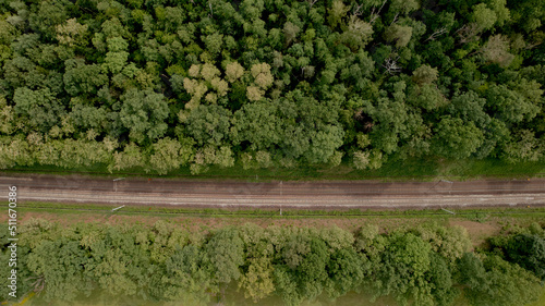 tory kolejowe z drona z góry pomiędzy drzewami 