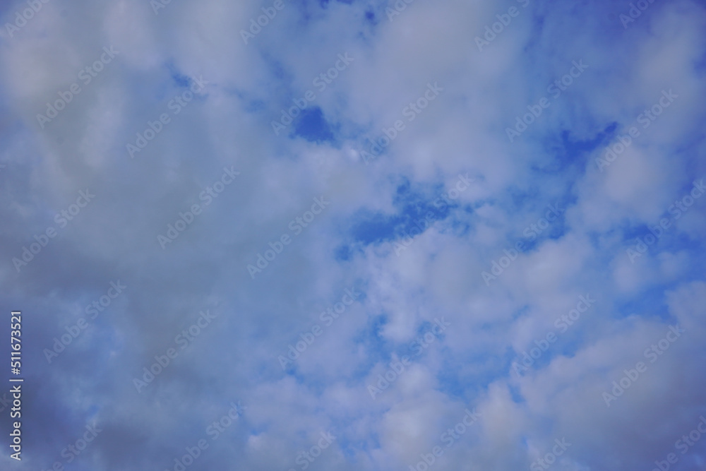 Obraz premium Looking up at clouds in blue sky