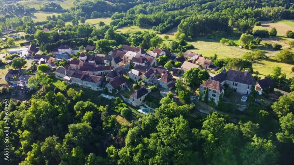 Village typique présent dans le Lot. Prise de vue au drone et avec les couleurs du printemps.