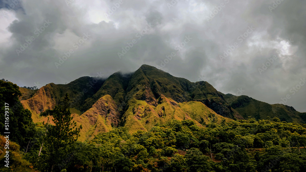 Fototapeta premium time lapse of clouds over mountain
