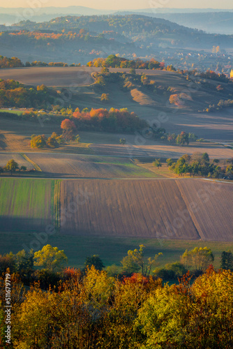 Hügelige Herbstlandschaft im Sonnenaufgang