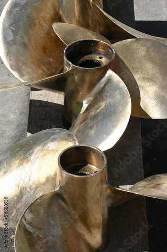 Ausgebaute und polierte Schiffsschrauben in einer Werft