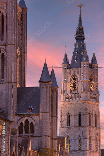 Foto Bell tower of the Saint Nicolas church at night in the historic center of Ghent,