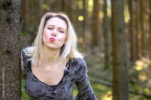 фотографія Sensual blond woman pouting her lips for a kiss