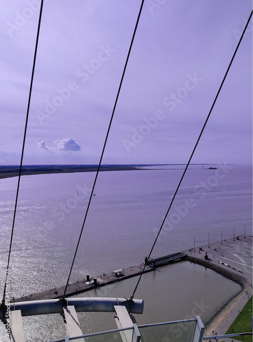 Blick von der Dachterrasse "Sail City" auf die Hafenwelt und die Stadt Bremerhaven
