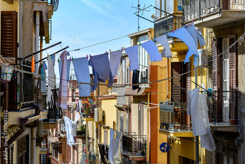 suszące się pranie we włoskim miasteczku