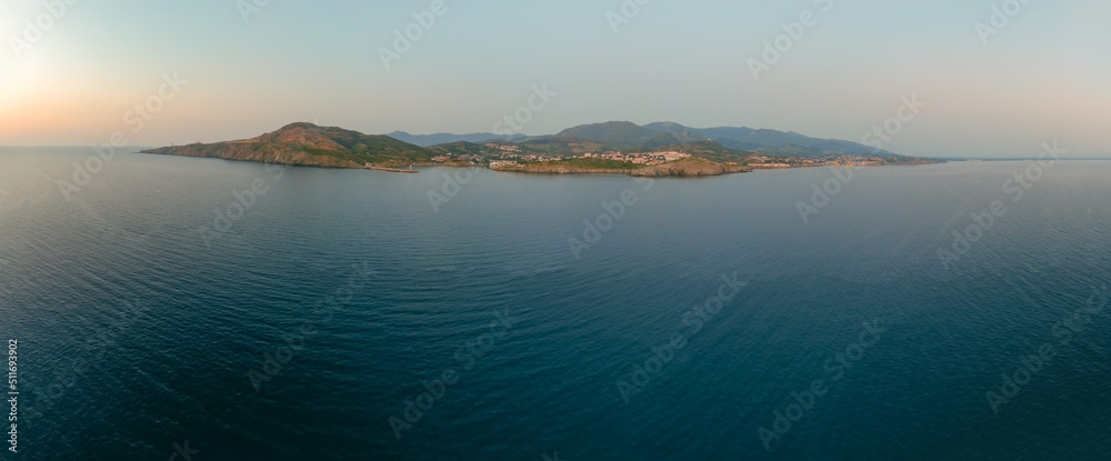 Fototapeta premium Panorama de la cote Vermeille au lever du jour viewed from the sea