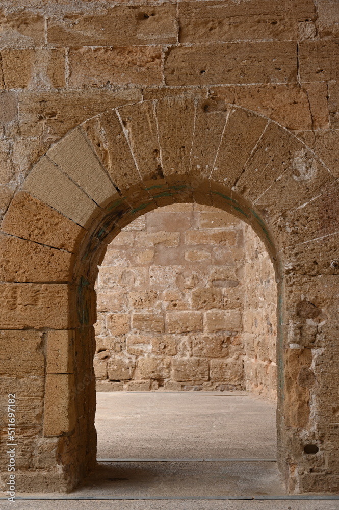 Rundbogen einer mittelalterlichen Festungsanlage auf Mallorca