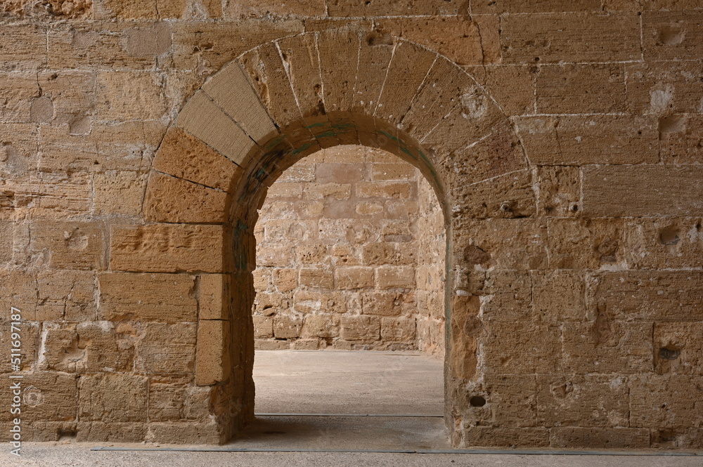 Rundbogen einer mittelalterlichen Festungsanlage auf Mallorca