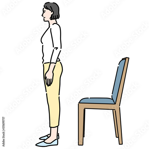 椅子から立ち上がっている若い女性