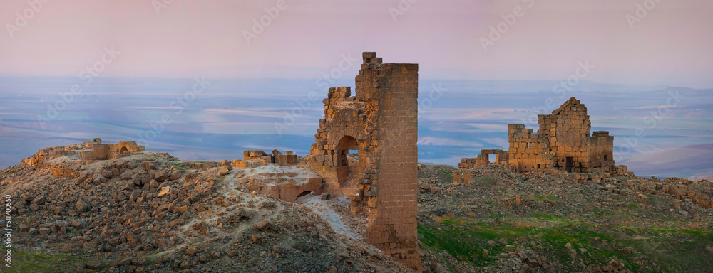 Φωτογραφία Zerzevan Castle was founded as a military base on the ancient trade route between Diyarbakir and Mardin during the Eastern Roman Empire
