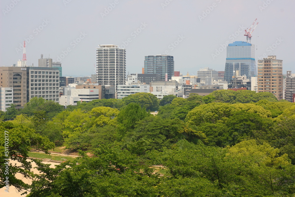 福岡城跡の天守閣から見た緑と建物に囲まれた都市景観 ：日本、福岡県福岡市