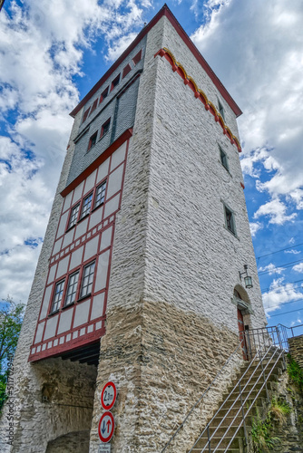 Fototapeta Naklejka Na Ścianę i Meble -  Historischer Turm in der Altstadt von Bacharach