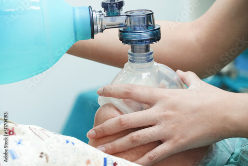 Enter an anesthetic gas inhalation device. patient taking medicine  before surgery.